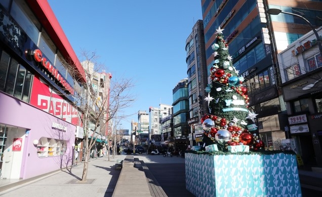 신종 코로나바이러스 감염증(코로나19) 확산세가 계속된 15일 오후 서울 서대문구 신촌 거리가 한산한 모습을 보이고 있다.