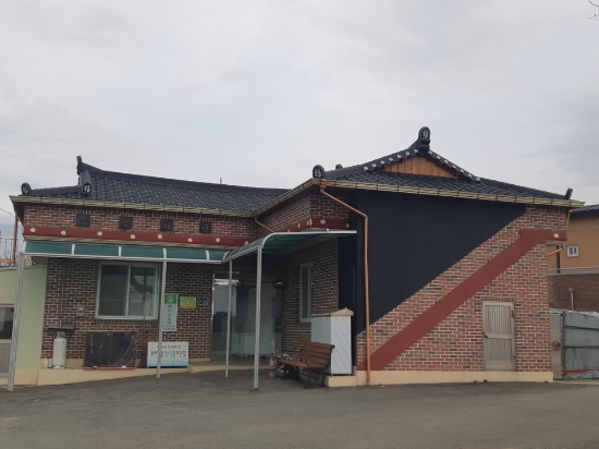 무안군이 어르신들의 쉼터인 경로당 개․보수를 위한 환경개선사업을 실시해 경로당을 쾌적한 생활공간으로 탈바꿈시키고 있다/사진=무안군
