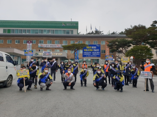 영암군 의용소방대 연합회(남성연합회장 전승렬, 여성연합회장 배영애)는 최근 전국적으로 급증하고 있는 코로나19 확산세를 막기 위해 마스크 착용 등 방역수칙 홍보 캠페인에 나섰다/사진=영암군