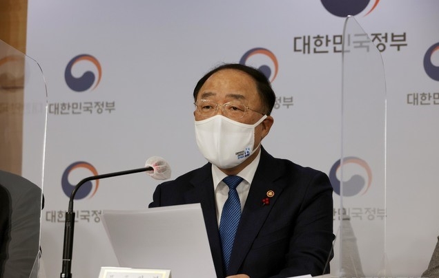 홍남기 부총리 겸 기획재정부 장관이 17일 오후 서울 종로구 세종로 정부서울청사에서 열린 `2021년 경제정책방향` 합동 브리핑에서 발언하고 있다. (공동취재사진)