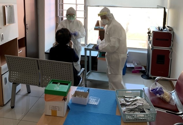 17일 경기 고양시 일산동구 한 요양병원에서 종사자를 대상으로 '신속항원키트'를 사용한 코로나19 진단 검사가 진행되고 있다.