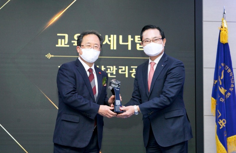 12월 17일 오후 4시 부산광역시 교육청 국제회의실에서 개최된 「제13회 부산 교육메세나탑 시상식」에서 권남주 캠코(한국자산관리공사) 부사장(사진 오른쪽)이 김석준 부산시 교육감(사진 왼쪽)으로부터 ‘교육메세나탑’을 수상하고 기념촬영을 하고 있다.