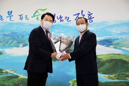 정종순 전남 장흥군수가 17일 ‘2020 대한민국 지방자치 발전대상'/사진=장흥군