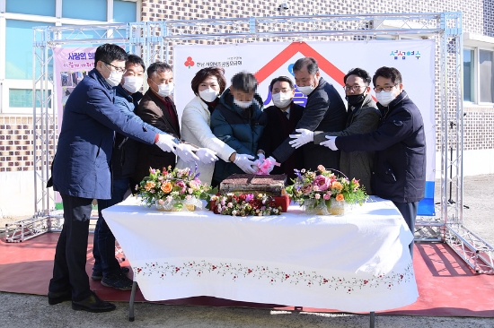 여수시(시장 권오봉)는 저소득 복지위기가구의 주거환경개선을 위해 롯데케미칼(공장장 김기순)과 함께 ‘희망하우스 16호’를 준공하고 16일 현판식을 가졌다./사진=여수시