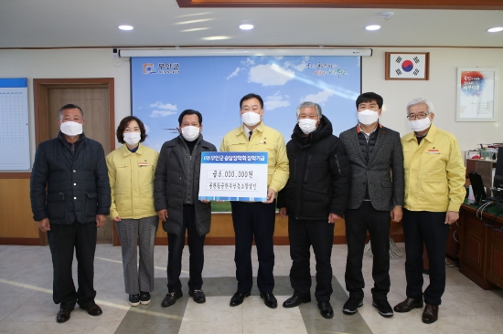 무안군(군수 김산)은 지난 15일 몽탄황금한우영농조합법인(대표 안기현)이 장학금 500만원을 기탁해 2017년부터 올해까지 총 1100만원의 장학금을 기탁했다고 17일 밝혔다/사진=무안군