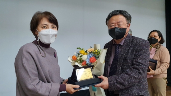 문화재청 정재숙 청장과 목포대 도서문화연구원 홍석준 원장/사진=목포대학교