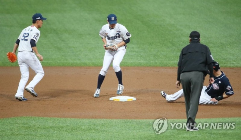 어시스트는 수비수 통계용어이다. 2020 프로야구 한국시리즈(KS) 6차전 두산 베어스와 NC 다이노스의 경기. 1회초 2사 1,2루 NC 2루수 박민우가 노진혁의 송구를 잡아 두산 김재호를 포스아웃시키고 있다.