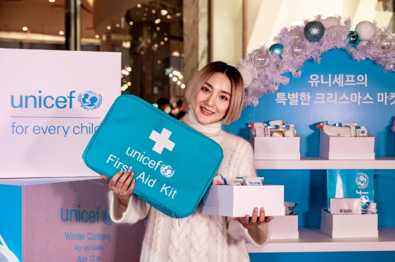 라이브 방송에서 영양 키트와 백신키트를 설명하고 있는 가수 바다 (사진제공=유니세프한국위원회)