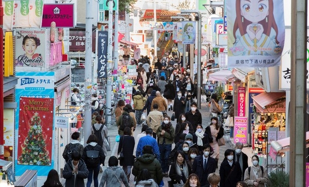 17일 일본 도쿄 하라주쿠 부근의 유명 쇼핑 거리를 마스크를 쓴 사람들이 걷고 있다. 도쿄도는 이날 822명의 코로나19 신규 확진자가 확인됐다고 발표해 최다 일일 확진자 수를 이틀 연속 경신했으며 처음으로 일일 확진자 수가 800명을 넘었다.