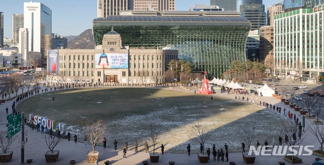 17일 오후 서울 중구 서울광장에 설치된 임시선별진료소를 찾은 시민들이 신종 코로나바이러스 감염증(코로나19) 검사를 받기 위해 줄을 서고 있다. (공동취재사진)