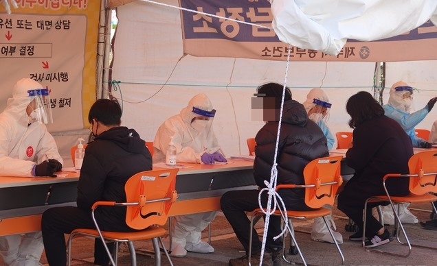 코로나19 확진자가 17일 오전 현재 18명이 발생한 김녕성당 소재 제주시 구좌읍 김녕리 주민들이 17일 제주시 동부보건소 선별진료소에서 검사를 받고 있다.