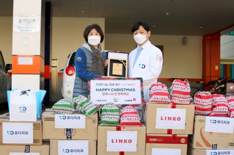 진세식 유디치과협회장(오른쪽)이 김광진 평화의 집 원장으로부터 감사패를 받고 있다.