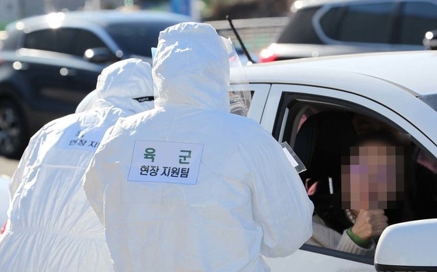 육군 8군단에서 파견된 의료인력들이 17일 강원 강릉시 강릉아레나 드라이브스루 선별진료소에서 검체채취 작업을 지원하고 있다. (사진=육군 8군단 제공)