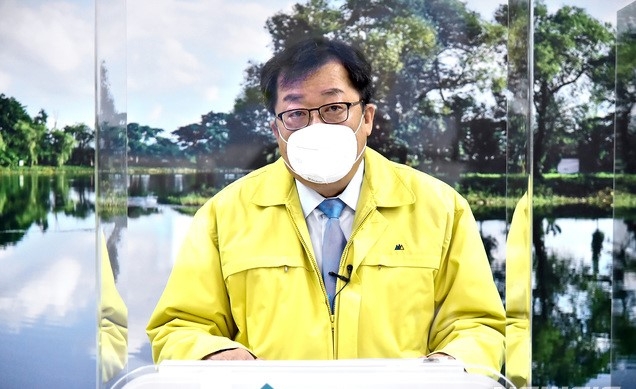 코로나19 상황 브리핑하는 이상천 제천시장