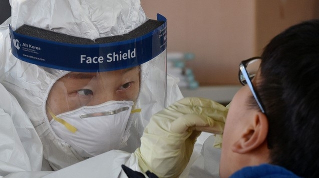 신종 코로나바이러스 감염증(코로나19) 신규 확진자가 1014명으로 집계된 17일 오전 대구 동구 보건소 코로나19 선별진료소에서 의료진이 검체 채취를 하고 있다.