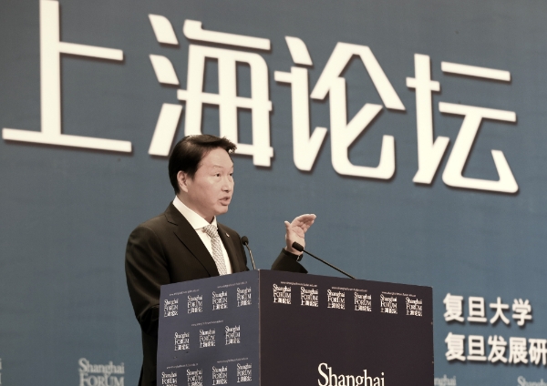 최태원 SK회장이 지난해 5월 중국 상하이국제컨벤션센터에서 열린 '상하이 포럼 2019'에서 개막 연설을 하고 있다. 사진제공=SK그룹