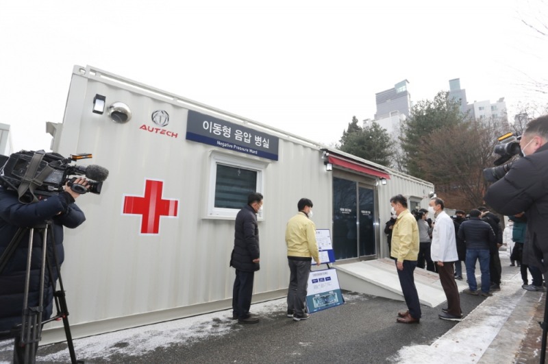 서정협 서울시장 권한대행이 18일 오전 오텍 '이동형 음압병동'을 둘러보고 있다.