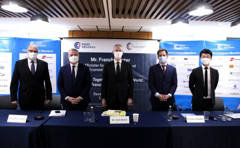 (왼쪽부터) 필립 르포르 주한프랑스대사 다비드-피에르 잘리콩 한불상공회의소 회장 프랑크 리스테르 대외통상·투자유치 장관 올리비에 깔랑드로 프랑스 대외무역 국가 자문위원회(CCEF) 회장 윤성운 한불상공회의소 소장