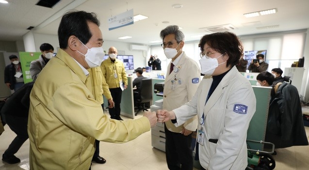 정세균 국무총리가 18일 서울 은평구 서울소방학교에 마련된 신종 코로나바이러스 감염증(코로나19) 서울시 생활치료센터를 찾아 의료진과 인사를 나누고 있다. (공동취재사진)