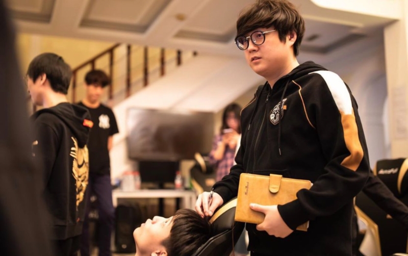 '마타' 조세형 감독은 2020 시즌 중국 로얄 네버 기브 업을 이끌었고 현재 팀을 떠나 FA 신분이 됐다(사진=RNG 공식 SNS 발췌).