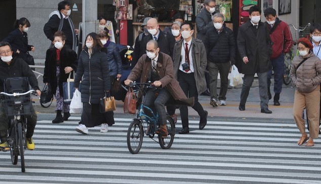 지난 15일 일본 도쿄의 한 횡단보도를 신종 코로나바이러스 감염증(코로나19) 감염 예방을 위해 마스크를 착용한 시민들이 건너고 있다.