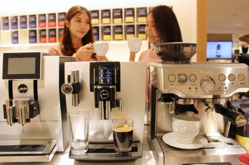 (자료 사진) 롯데백화점, 프리미엄 가전 플렉스 프리미엄 커피머신