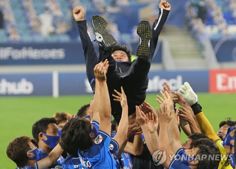 헹가레를 받는 울산 현대 김도훈 감독. (AFP=연합뉴스)