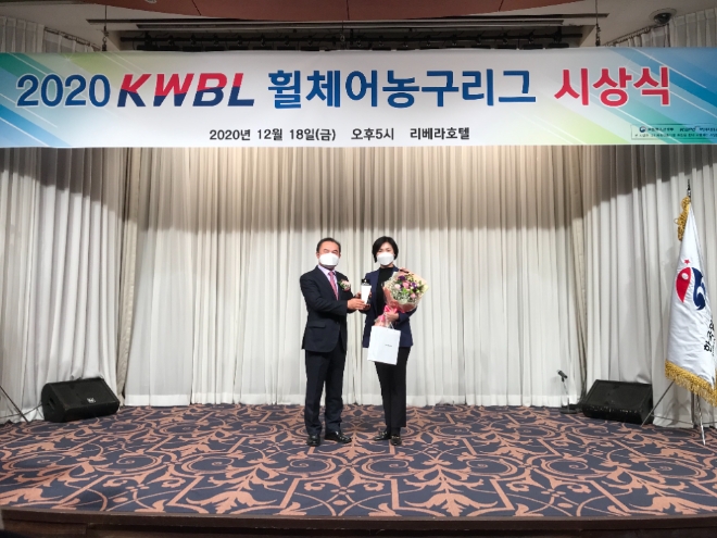 지난 18일 서울 강남구 호텔리베라에서 진행된 ‘2020 KWBL 휠체어농구리그’ 시상식에서 최욱철 한국휠체어농구연맹(KWBL) 총재(왼쪽)와 동아오츠카 이진숙 상무이사(오른쪽)가 동아오츠카 감사패 전달 기념촬영을 하고 있다.