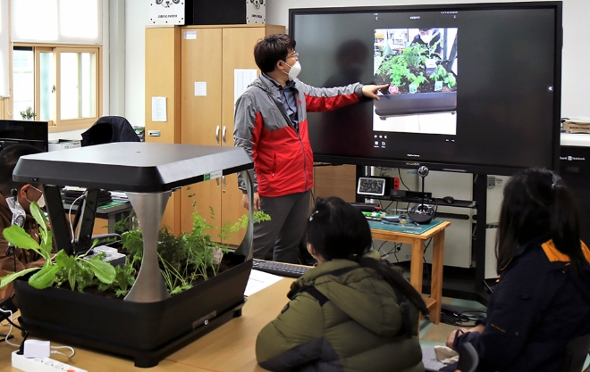 SK텔레콤과 마이크로소프트는 장애 청소년의 ICT 기술 역량 강화 및 새로운 진로 탐색 기회를 제공하기 위한 ICT교육 프로그램 '스마트팜(Smart Farm)'을 성공적으로 마무리했다고 20일 밝혔다.사진은 실제 ‘스마트팜’ 교육 프로그램에 참여하고 있는 학생들의 모습.
