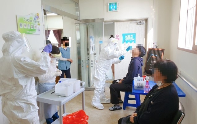 대전시민들이 선별진료소에서 코로나19 진단검사를 받고 있다. (사진= 대전시 제공)