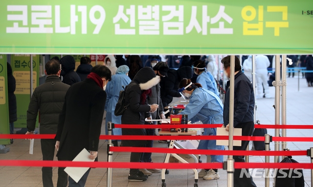 1062명의 신규 코로나19 확진자가 발생한 18일 서울광장에 설치된 중구 임시 선별검사소가 코로나19 검사를 받기 위해 내방한 시민들로 북적이고 있다.