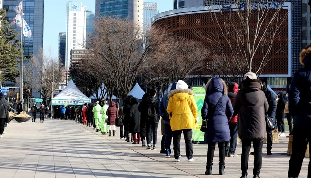신종 코로나바이러스 감염증(코로나19) 3차 대유행이 진행되는 가운데 신규 확진자 숫자가 나흘연속 1,000명대를 기록한 19일 서울 중구 시청앞 서울광장에 마련된 중구임시 선별검사소에서 시민들이 검사를 받기 위해 줄을 서 있다. 질병관리청 중앙방역대책본부는 19일 0시 기준 국내 코로나19 확진자가 전날 같은 시간 대비 1,053명 증가했다고 밝혔다.