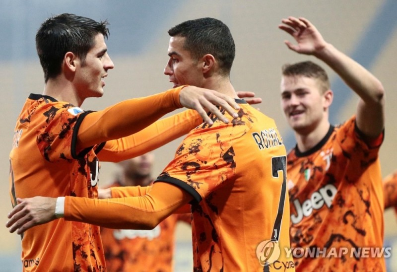 골 세리머니를 펼치는 유벤투스의 호날두(가운데) (EPA=연합뉴스)