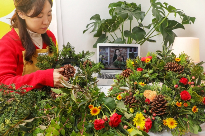 20일 오전, 고객이 온라인 문화센터 강좌를 보면서 작품을 만들고 있는 모습.
