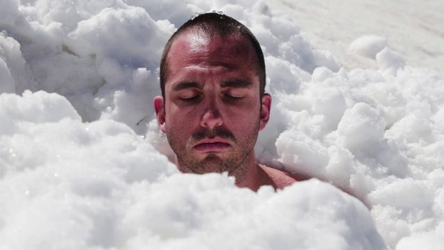 프랑스의 로맹 반덴도르프가 19일(현지시간) 소아암 어린이들을 위한 기금 마련을 위해 2시간35분43초 동안 얼음을 가득 채운 유리상자 속에 들어가 버티며 세계 최고 기록을 고쳐썼다고 프랑스24가 보도했다. <사진출처 : 유튜브>