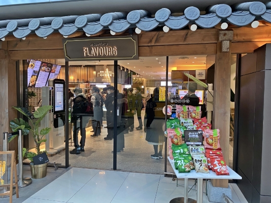 지난 18일 리뉴얼 오픈한 김포국제공항 국내선 1층에 위치한 '플레이보6 뉴트로'