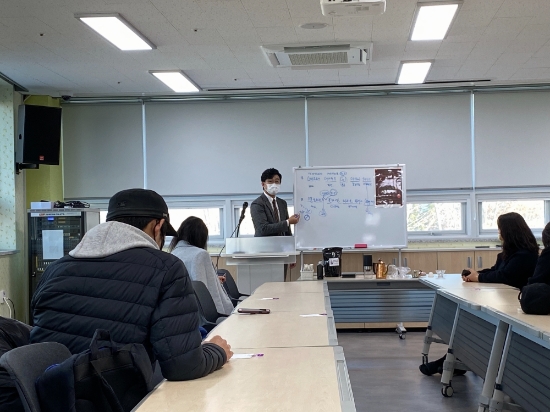강진군은 지난 17일 강진군 청년지원센터에서 ‘청년 창업과 커피 이야기’ 강연을 실시했다/사진=강진군