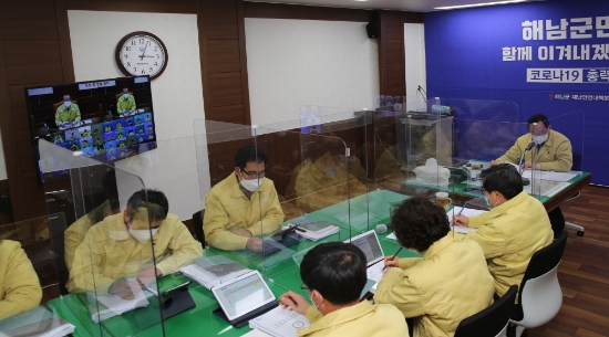 해남군은 20일 명현관 군수 주재로 코로나19 지역감염에 대응하기 위해 영상회의를 실시하고 있다./사진=해남군