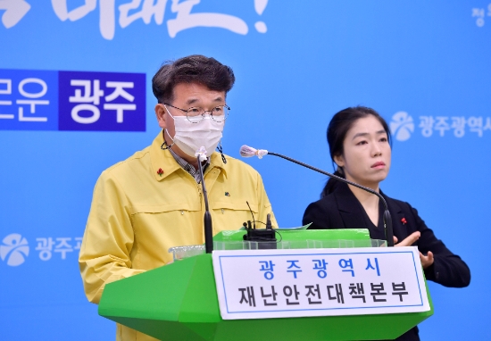김종효 광주광역시 행정부시장이 20일 오후 시청 브리핑룸에서 코로나19 관련 온라인 브리핑을 하고 있다./사진=광주시