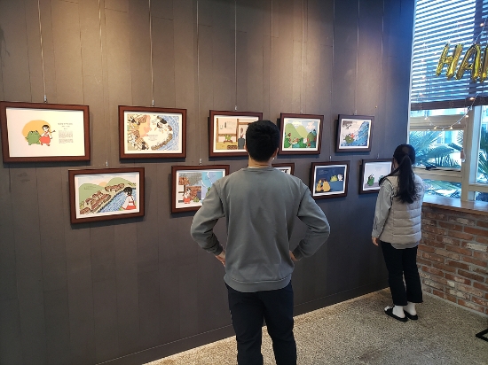 광양용강도서관 도서관 1층 마로갤러리에서 광양 이야기를 소재로 한 그림책 원화 전시회가 열리고 있다/사진=광양시