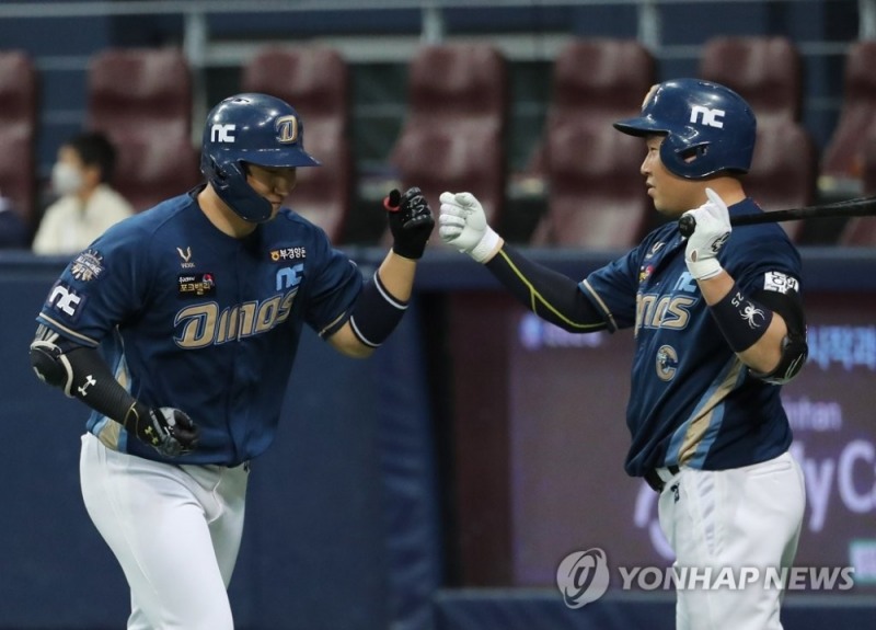 NC 다이노스는 올 프로야구서 나성범, 양의지, 알테어 클린업 트리오가 맹위를 떨치며 찯단 첫 우승을 차지했다. 사진은 두산 베어스와의 한국시리즈(KS) 3차전 1회초 2사 주자없는 상황에서 NC 나성범이 선제 솔로 홈런을 때려낸 뒤 양의지의 축하를 받고 있는 모습.