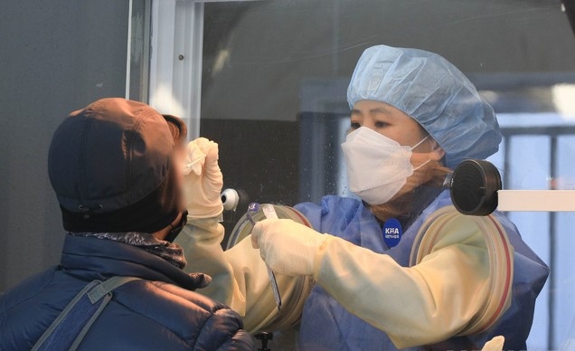 신종 코로나바이러스 감염증(코로나19) 신규 확진 환자가 나흘 만에 다시 역대 최대 규모인 1097명으로 집계된 20일 오후 서울 중구 서울광장에 마련된 코로나19 임시선별검사소에서 의료진이 검체를 채취하고 있다.