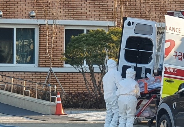 19일 신종 코로나바이러스 감염증(코로나19) 집단 감염이 발생한 충북 청주시 참사랑노인요양원에서 의료진들이 확진자를 이송하고 있다.