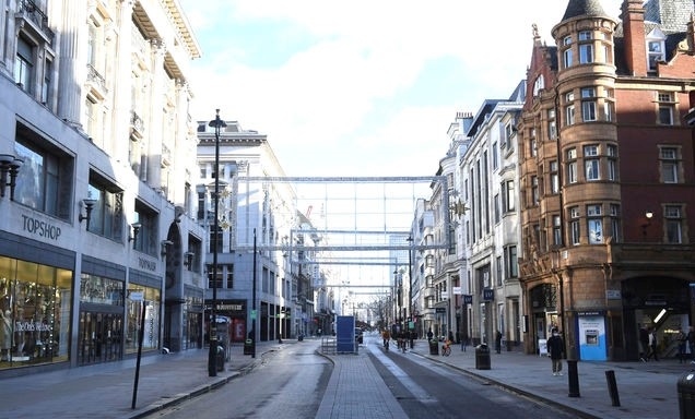 보리스 존슨 영국 총리가 지난 19일(현지시간) 런던과 잉글랜드 남동부 등의 코로나19 대응 단계를 4단계로 격상하는 긴급 봉쇄 조치를 발표한 가운데 20일 런던 옥스포드 거리가 텅 비어있다.