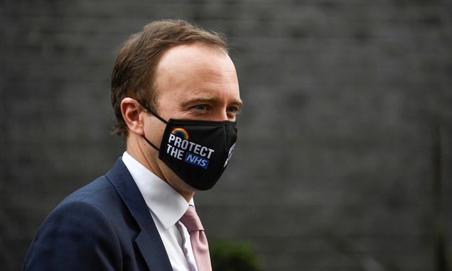 맷 행콕 영국 보건장관이 지난 16일(현지시간) 런던 다우닝가를 걷고 있다.