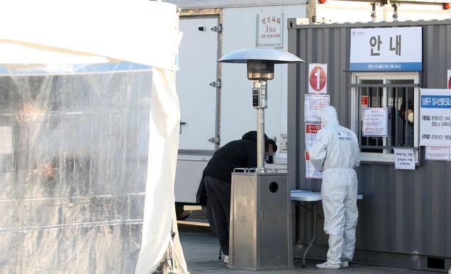 21일 오전 인천시 남동구 중앙공원 내 신종 코로나바이러스 감염증(코로나19) 임시 선별검사소에는 영하권의 추운 날씨에도 불구하고 시민들이 검사를 받고 있다.