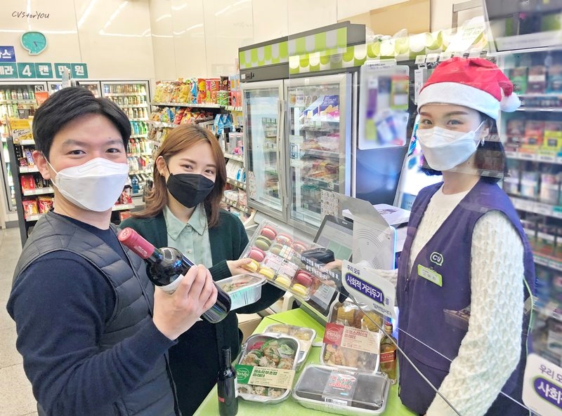 (사진=CU) 크리스마스를 앞두고 고객들이 CU선릉점에서 홈파티 관련 상품들을 구매하고 있다