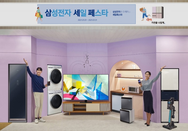 (사진=삼성전자) 삼성전자가 내년 1월 1일부터 31일까지 '삼성전자 세일 페스타'를 실시한다. 삼성전자 모델이 서울 삼성동 코엑스 한국전자전 삼성전자 전시관에서 '삼성전자 세일 페스타'를 소개하고 있다.