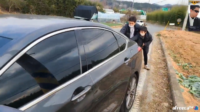 BJ 갓애견은 지난 20일 시조새 크루와 추격전 콘텐츠 합동 방송 중 어린 아이에게 차를 막을 것을 지시해 위험한 상황을 연출했다(사진=아프리카TV 발췌).