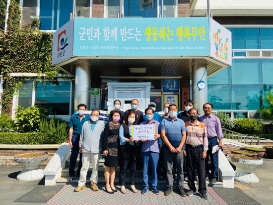 영농조합법인 해야 김기주 대표 올해 기부금 500만원, 쌀 180포, 이불 100세트 등을 기부/사진=무안군